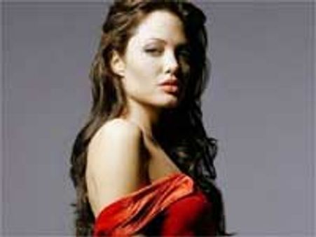 एंजेलीना जोली ने विमान उड़ाया