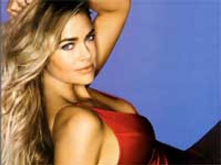 टॉपलेस नजर आईं डेनिस रिचर्ड्स