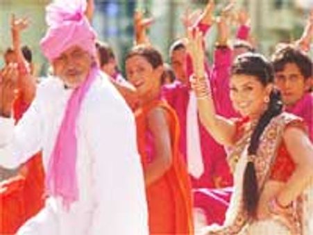 पग घुंघरू बांध नाचे अमिताभ