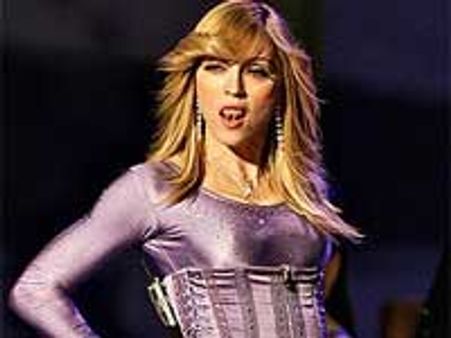 मैडोना के लिए बना स्टेज गिरा