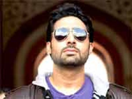 जवानों ने खाया ऐश के हाथ का हलवा