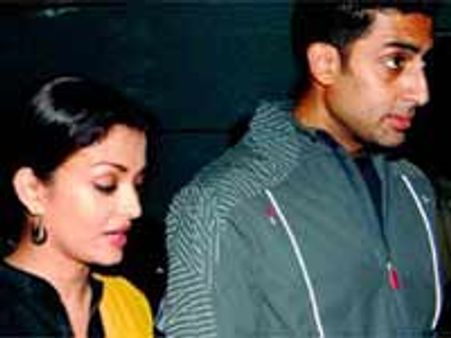 हाथी पगलाया, बच गए ऐश-अभि