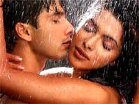 प्रियंका ने शाहिद को किस किया