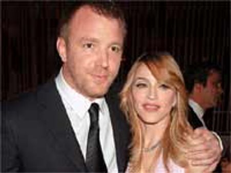 नई गर्लफ्रेंड के साथ दिखे गाय रिची