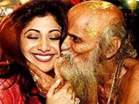 पुजारी ने शिल्‍पा को चूमा