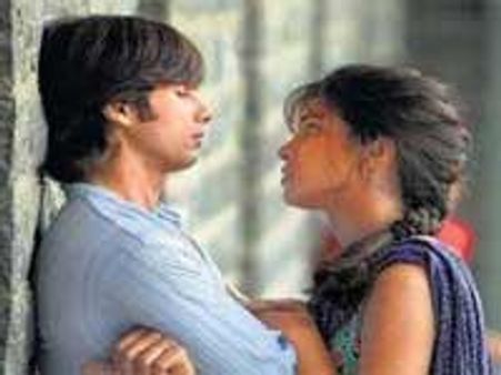 प्रियंका से दूर रहने की कोशिश में शाहिद