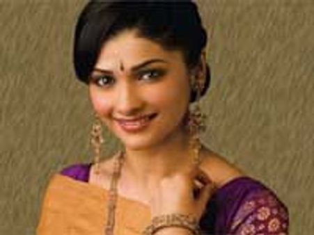 साड़ी सम्‍हाल नहीं पाई प्राची देसाई