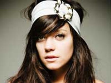 ट्विटर के जरिए घड़ी बेचेंगी गायिका लिली