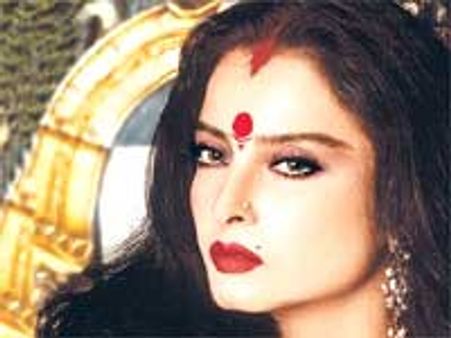 निर्देशक पर भरोसा करें: रेखा