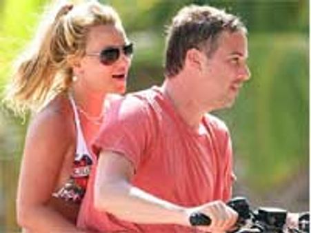 नए ब्‍यायफ्रैंड ने ब्रिटनी को छोड़ा