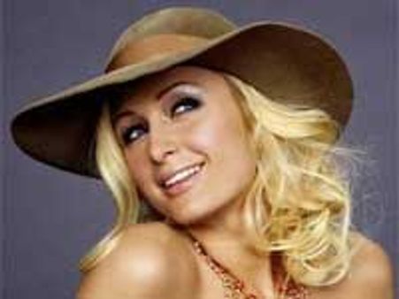 हिल्टन को तोहफे में मिला कीमती हार