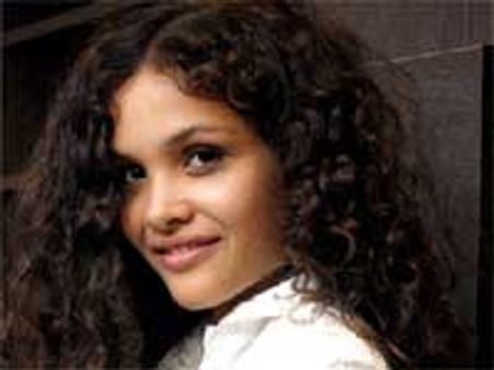 आयशा के अभिनय से परेशान मां!