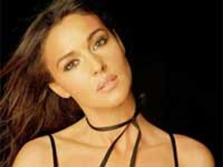 फिल्मी चकाचौंध से उब गई हैं मोनिका