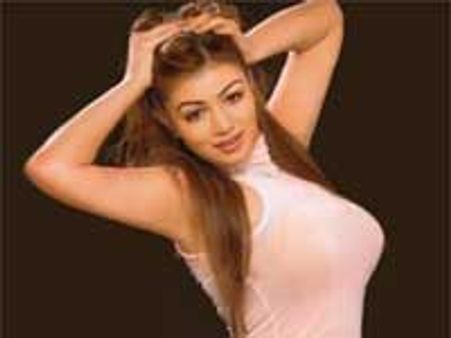 मां की दुलारी है आयशा टाकिया