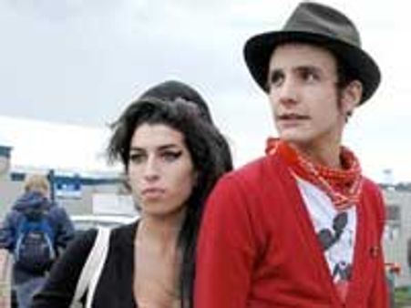 पूर्व पति से छुपकर मिल रहीं है एमी