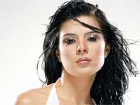 शर्मा कर वैन की ओर भागी उर्वशी