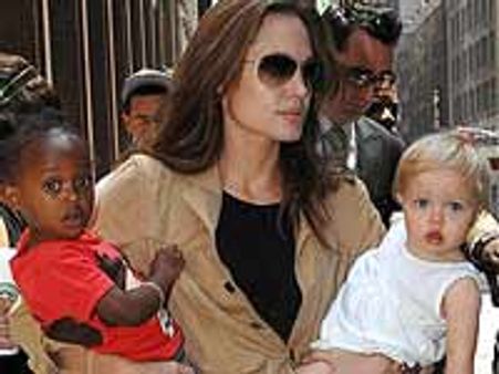 दत्तक पुत्री के साथ इथियोपिया गई एंजेलीना