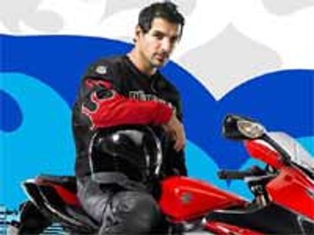 हर दिन अलग हेलमेट पहनते हैं जॉन