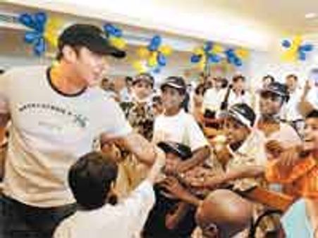 सलमान का रोज डे बच्‍चों के साथ