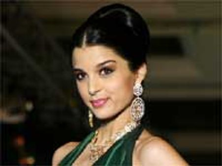 कोलकाता फैशन वीक: रैम्‍प पर गिसेल