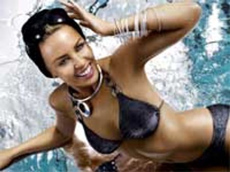 काइली, लियोना के जूते होंगे नीलाम