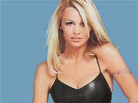 पामेला पर 11 लाख डॉलर का कर्ज