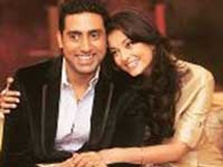 टीवी पर चूमते दिखे ऐश-अभि