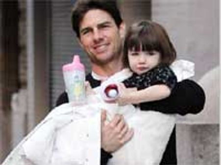 क्रूज की बेटी के पास डिजायनर परिधान