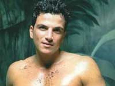 पीटर आंद्रे के घर पर बरसाए अंडे