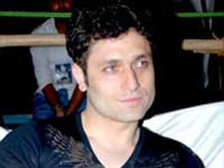 शाइनी को मुम्‍बई से दूर जाने को कहा