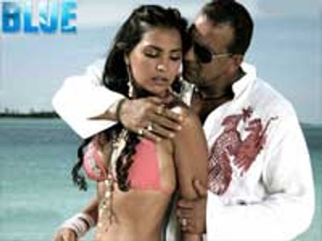 ब्‍लू: अंडरवाटर स्‍टंट देखने जाइए