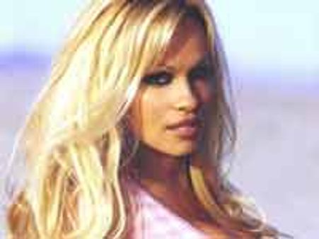 'बेवाच' सूट में रैम्प पर उतरीं एंडरसन