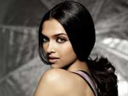 दीपिका ने पी नकली सिगरेट