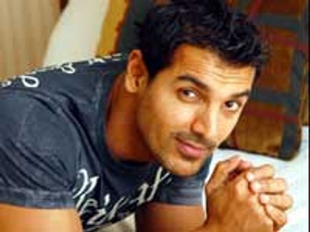 जॉन ने किया फोन पर अभिनय