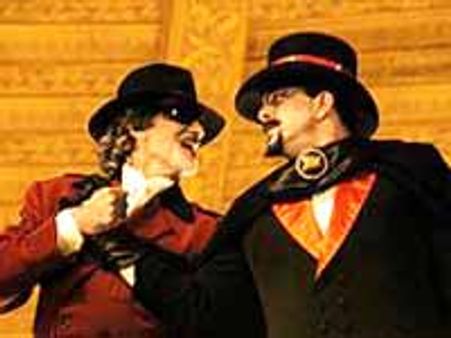 अमिताभ ने संजय दत्‍त के पैर छुए