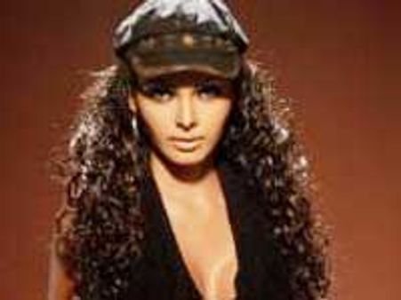 शर्लिन ने किया आइटम सांग