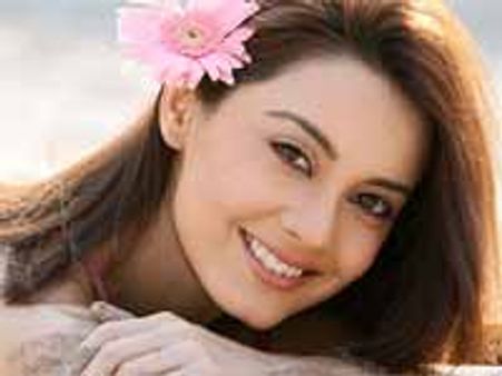 धमकियों से मिनिषा परेशान