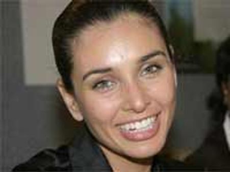 असाध्य कैंसर से लड़ रही हैं लीजा रे