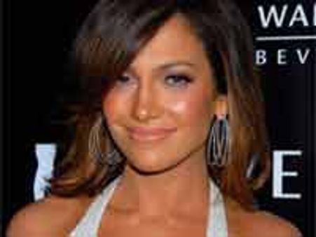 जेनिफर स्टेज पर फिसलीं