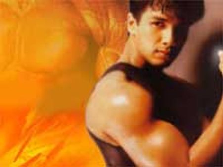 एट पैक एब्स में दिखेंगे शाहिद