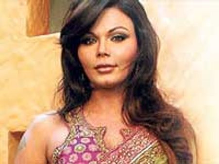 डाउनमार्केट राखी का अपमार्केट सेक्सी लुक