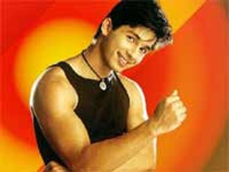 शाहिद के एट पैक एब्स बने मुसीबत