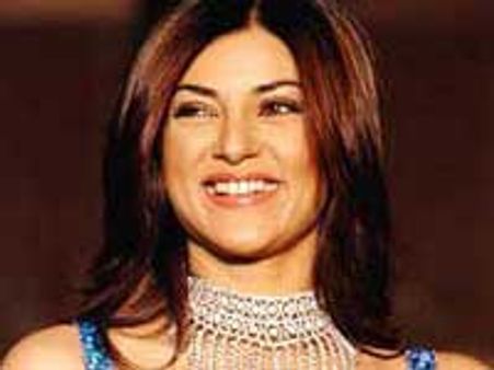 निर्देशक के कंधे पर चढ़ीं सुष्मिता