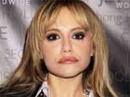 ब्रिटनी मर्फी को दफनाया गया