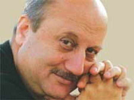 अनुपम खेर के जीवन पर नाटक