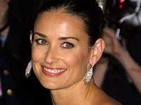 डेमी मूर ने दिये 100,000 डॉलर