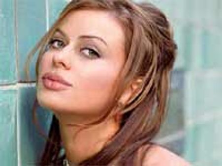 इलेक्ट्रा को शादी की जल्दी नहीं