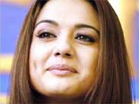 प्रिटी जिंटा फंसी टॉयलेट के अंदर