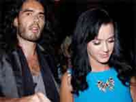 रसेल-पेरी देंगे न्यूड वेडिंग पार्टी