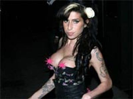 गलत कपड़े खरीद लाई वाइनहाउस